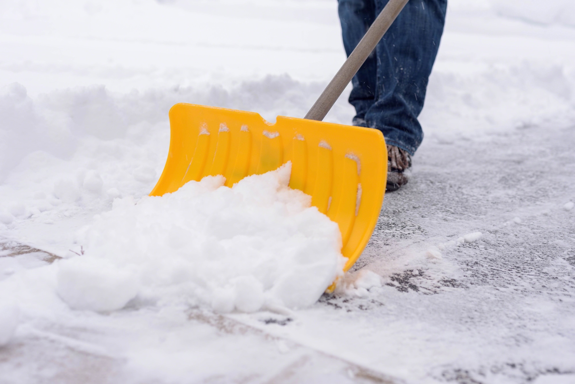 Schnee schaufeln im winter